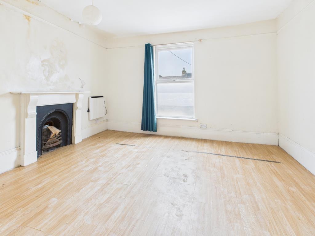 Lot: 150 - TWO FLATS FOR UPDATING WITH PARKING AND GARDEN - First floor flat living room